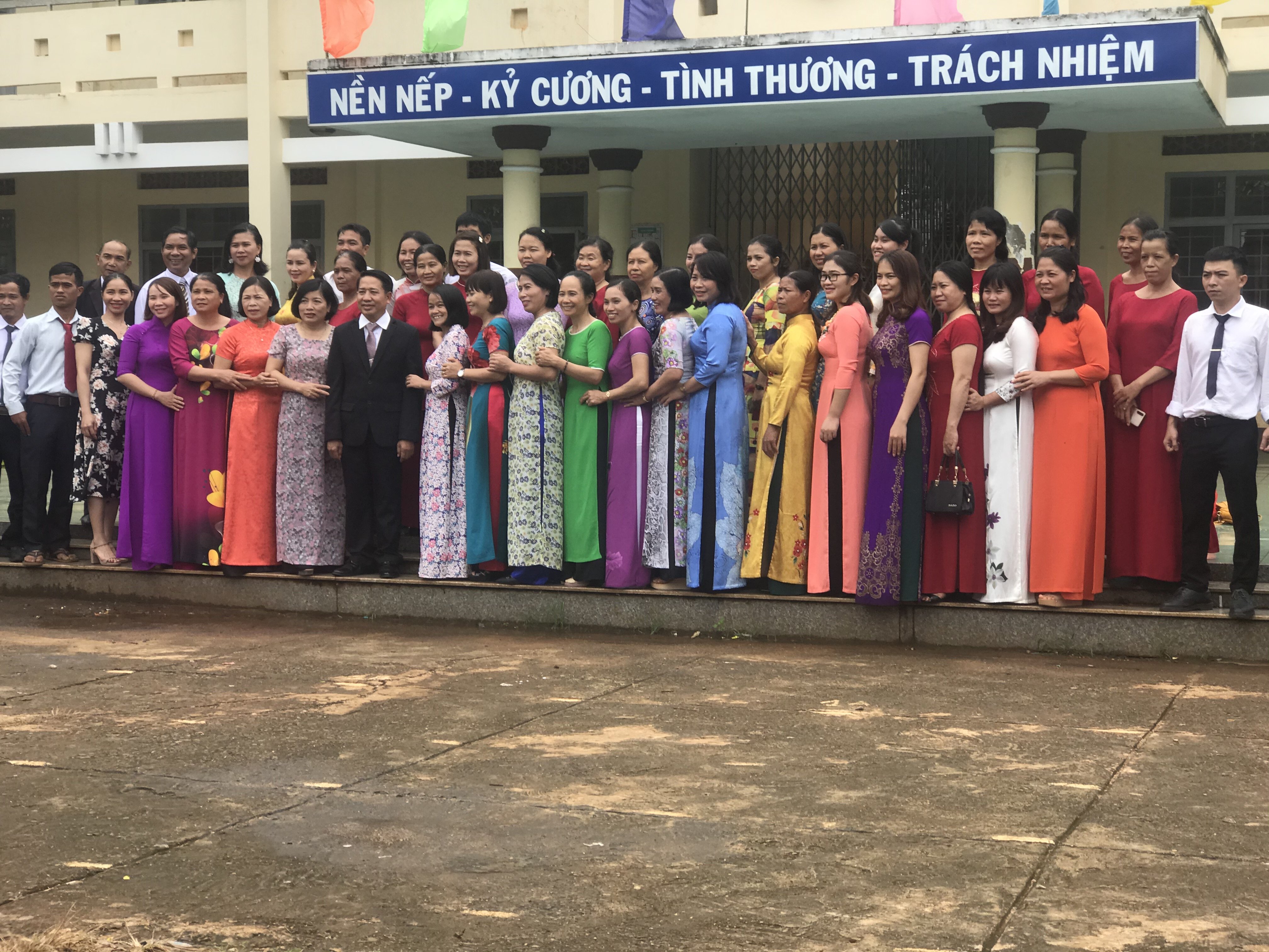 Tập thể trường Tiểu học Nơ Tang Lơng