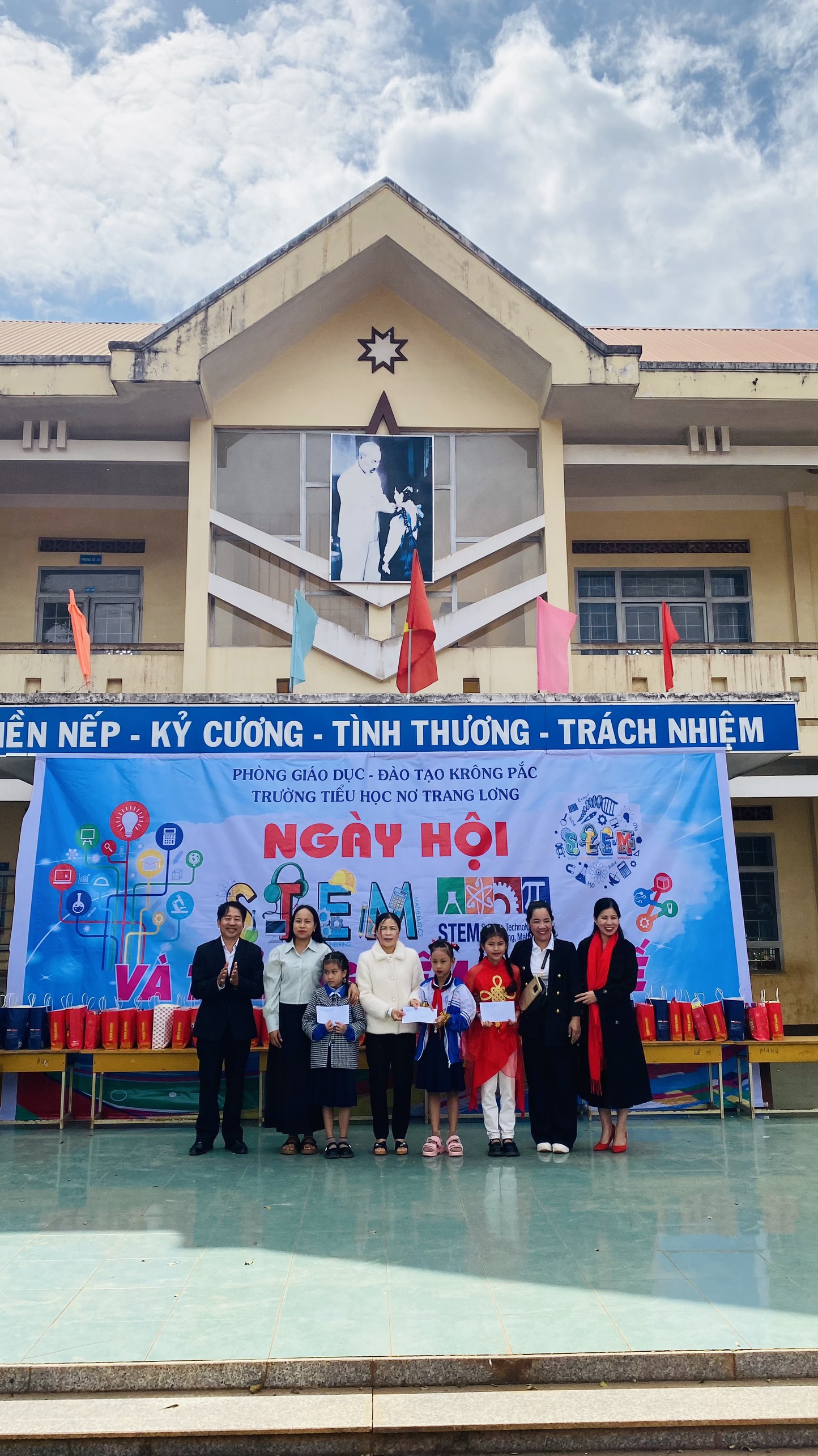 NGÀY HỘI STEM TẠI TRƯỜNG TIỂU HỌC NƠ TRANG LƠNG NĂM HỌC 2023 – 2024